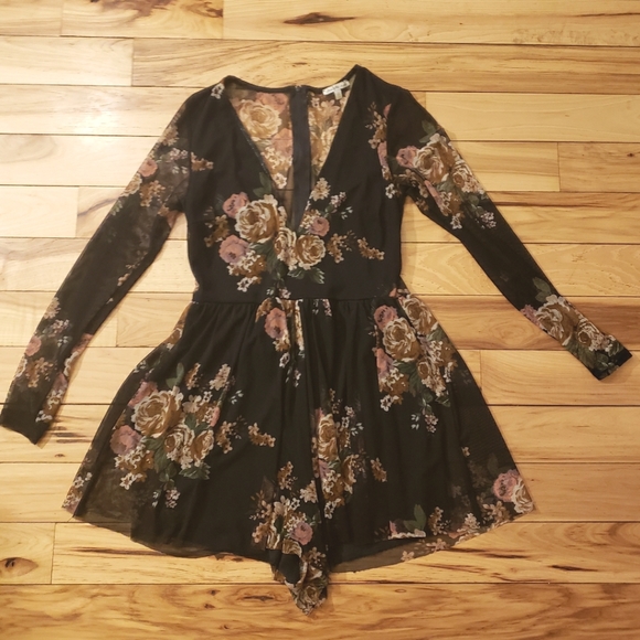 Charlotte Russe Small Black with flowers print Long Sleeve Short Romper - Picture 1 of 9
